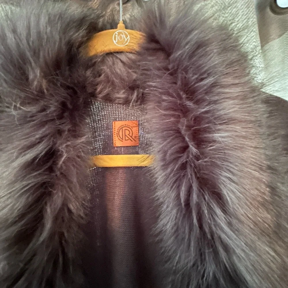 Chic Faux Fur-Trimmed Women's Poncho - Picture 2 of 4